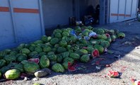 CHP'li Tanal vagonlarda bekletilen çürümüş karpuzları paylaştı: Fakir fukaraya mı dağıtılacak?