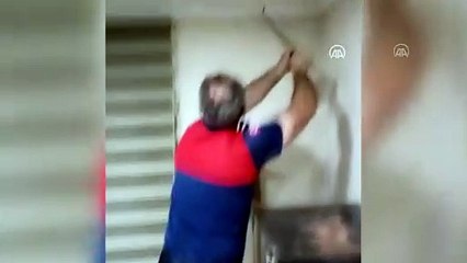 Klimanın borusundan eve giren iki yılan kartonpiyer kesilerek çıkarıldı - DÜZCE