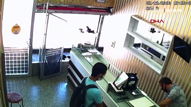 Kuyumcuya biber gazı sıkıp yüzük tablasını çaldı