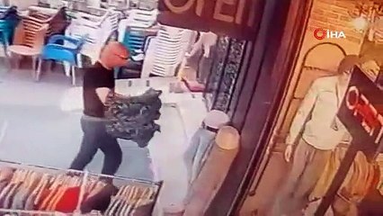 Dükkanın önünde sergilenen tişörtü giydi, yoluna öylece devam etti