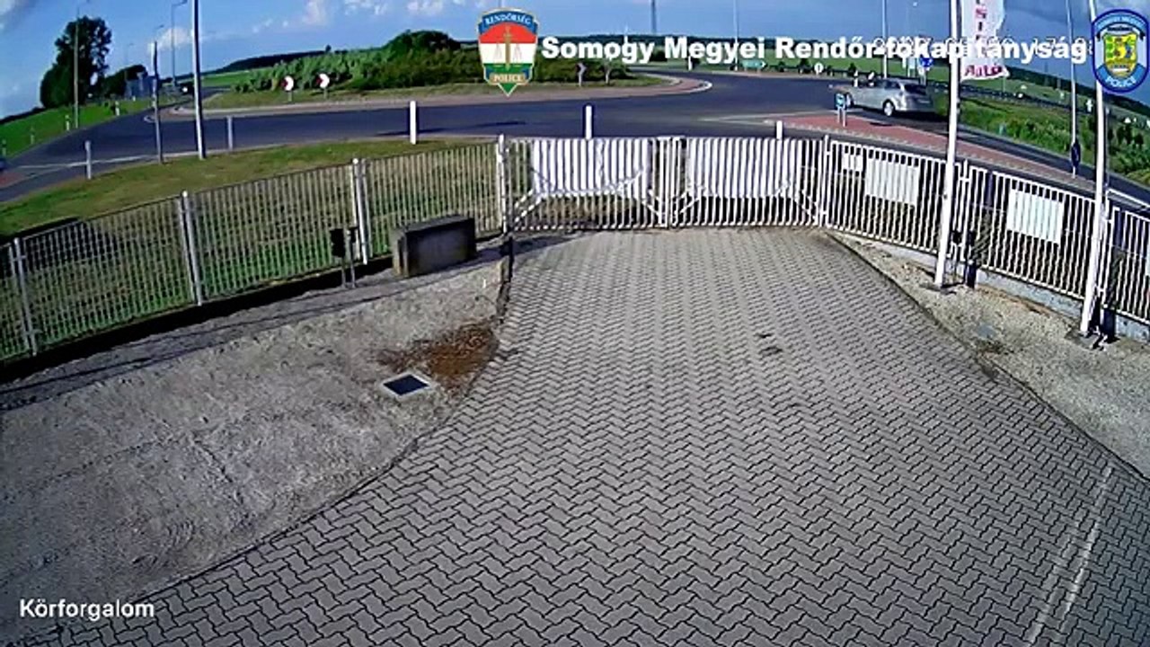 Une voiture passe à travers un rond-point