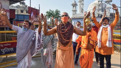 Скачать видео: Devotees offer prayers as Kashi Vishwanath Temple reopens