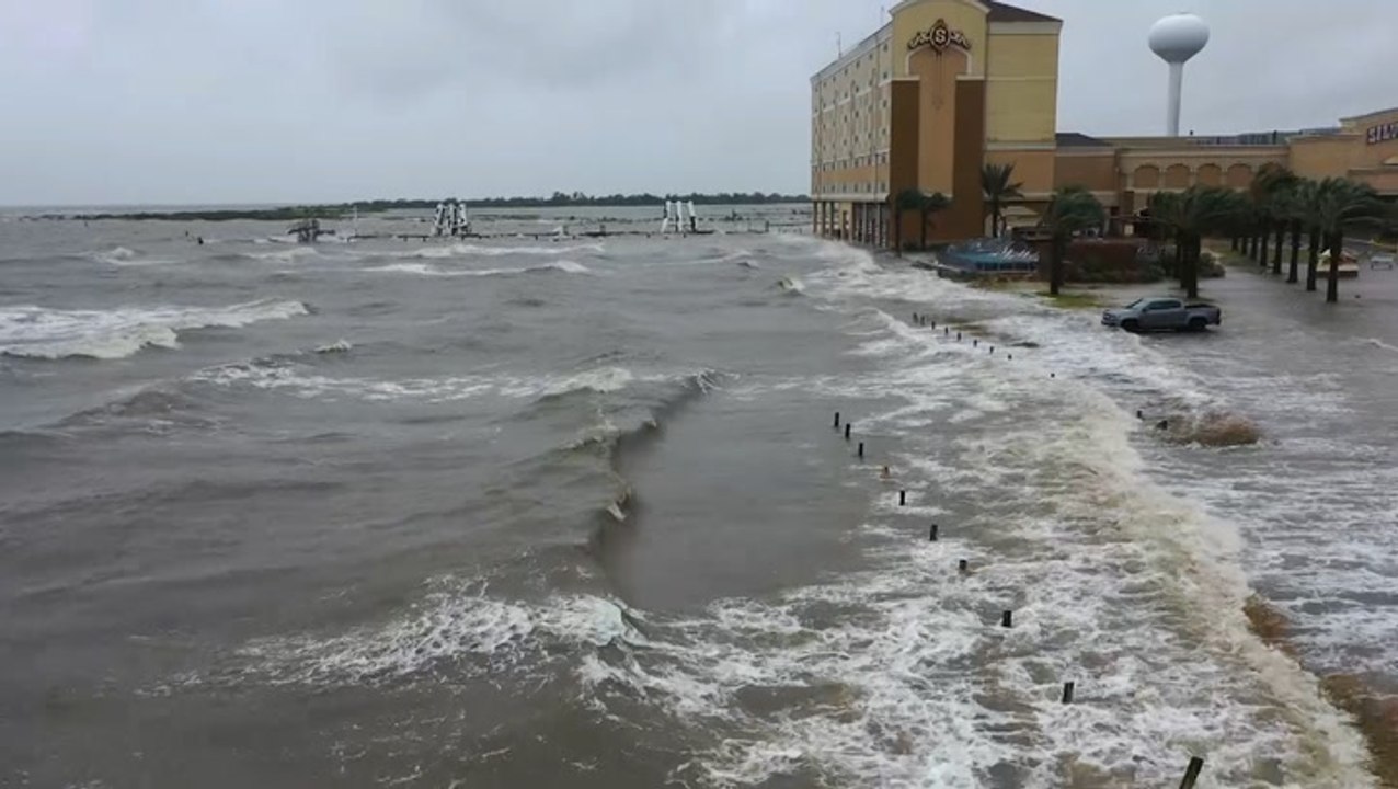 Cristobal's storm surge swamps Gulf coast