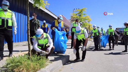 Başkan Akman, belediye personeli ve mahallelilerle birlikte çöp topladı