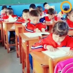 Cet enfant a une super technique pour apprendre ses leçons !