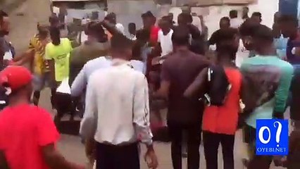 La population réclame la réouverture du grand marché de Kinshasa.  1 mort... Selon S Kasongo, les travaux de réhabilitation de ce marché, ont été suspendu sur ordre du ministre de l'intérieur.