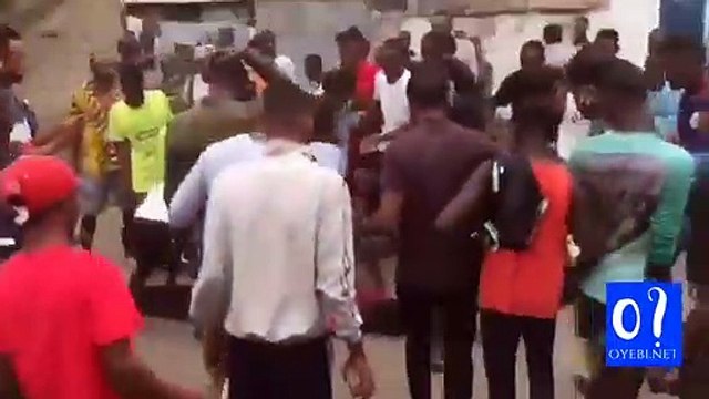 La population réclame la réouverture du grand marché de Kinshasa. 1 mort... Selon S Kasongo, les travaux de réhabilitation de ce marché, ont été suspendu sur ordre du ministre de l'intérieur.