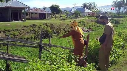 Perjuangan Guru Saat Mengantar Soal Ujian Semester Dirumah Siswa