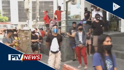 Ilang kukuha ng ayuda mula sa SSS, matiyagang pumila