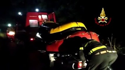 Video herunterladen: Terni - Bomba d'acqua in trappola tre persone in auto salvati dai vigili del fuoco (09.06.20)