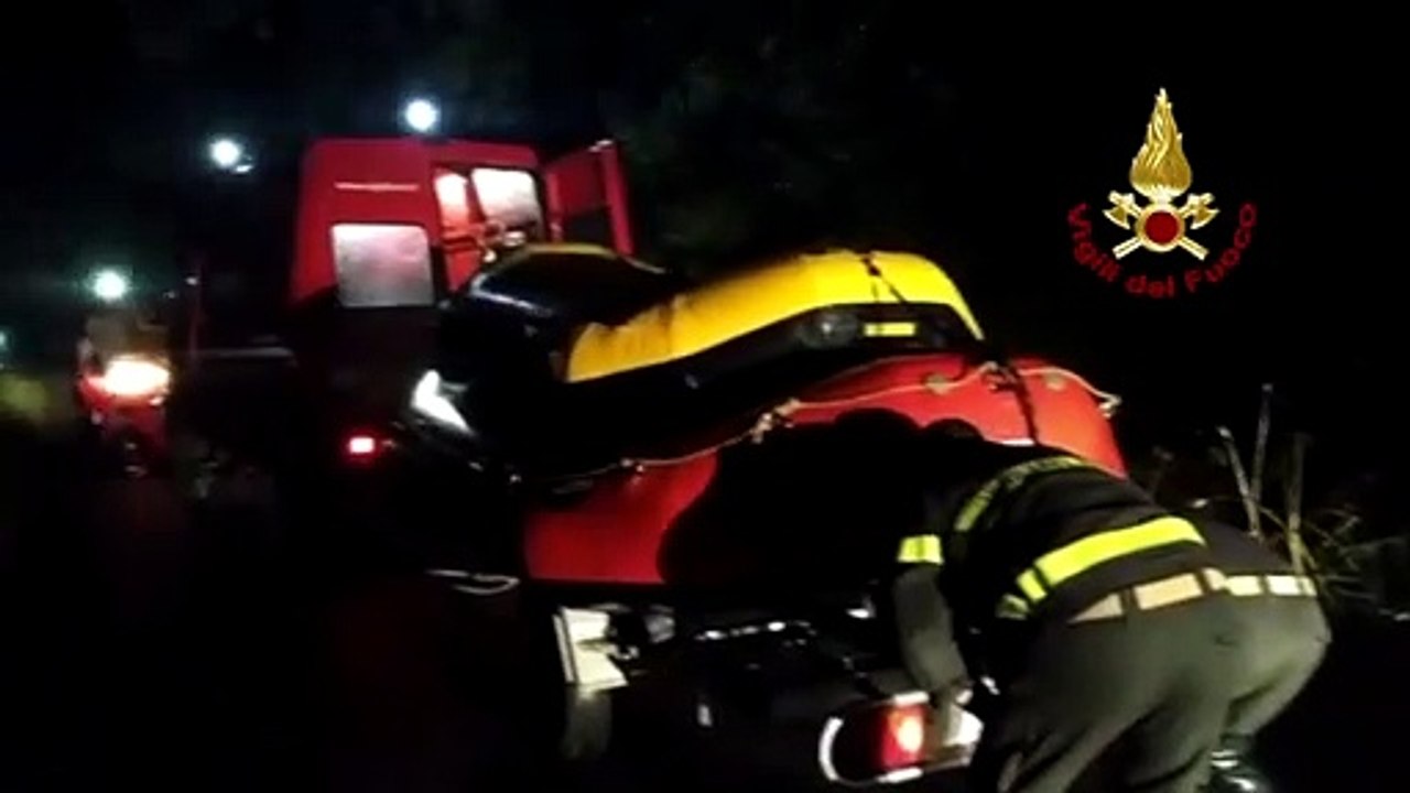 Terni - Bomba d'acqua in trappola tre persone in auto salvati dai vigili del fuoco (09.06.20)