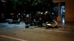 Un conductor novel provoca un aparatoso accidente destrozando una fila de motos aparcadas