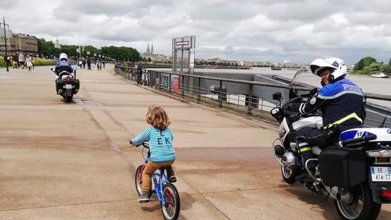 Perdu, cet enfant est ramené à sa mère sous escorte policière !