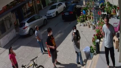 Simit almak isterken eşi ve çocuklarının içinde bulunduğu otomobili alev aldı...O anlar kamerada