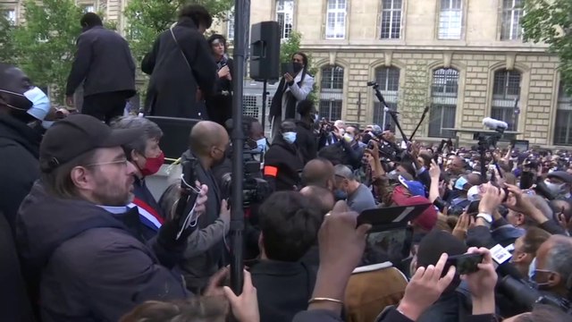 Rassemblement pour George Floyd à Paris: Camelia Jordana, Pomme, Jeanne Added chantent We Shall Overcome