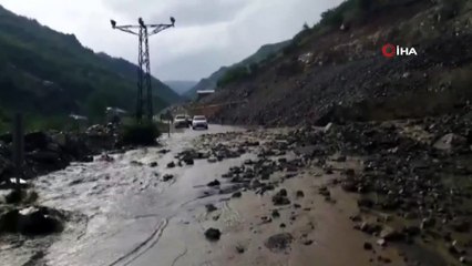Giresun'da sağanak yağış karayolunu ulaşıma kapattı
