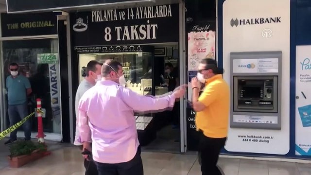 Kuyumcu, dükkanına giren gaspçıyı yakalayıp polise teslim etti - İZMİR