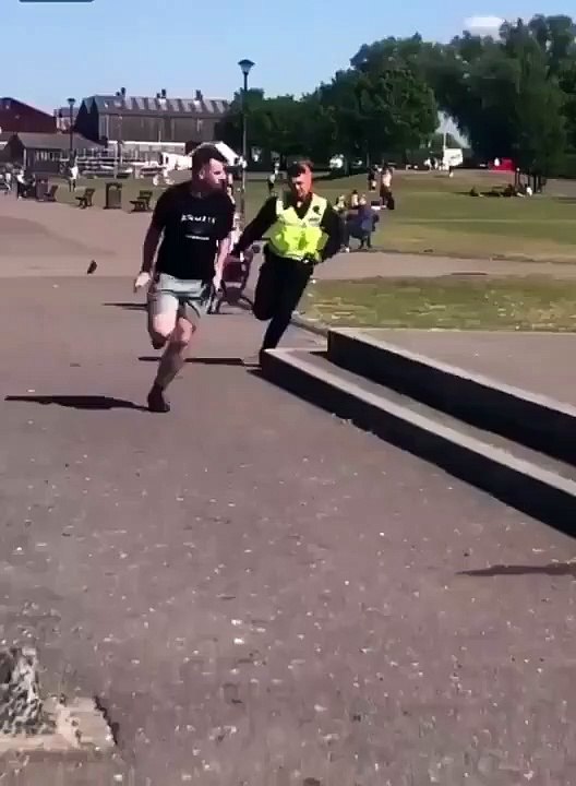 Une course-poursuite à pied un peu trempée... pour le policier - Vidéo ...