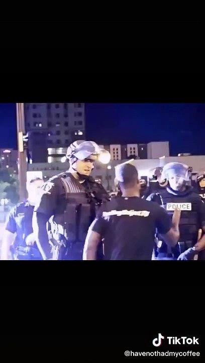 Il vient faire des câlins à des policiers pendant les émeutes !