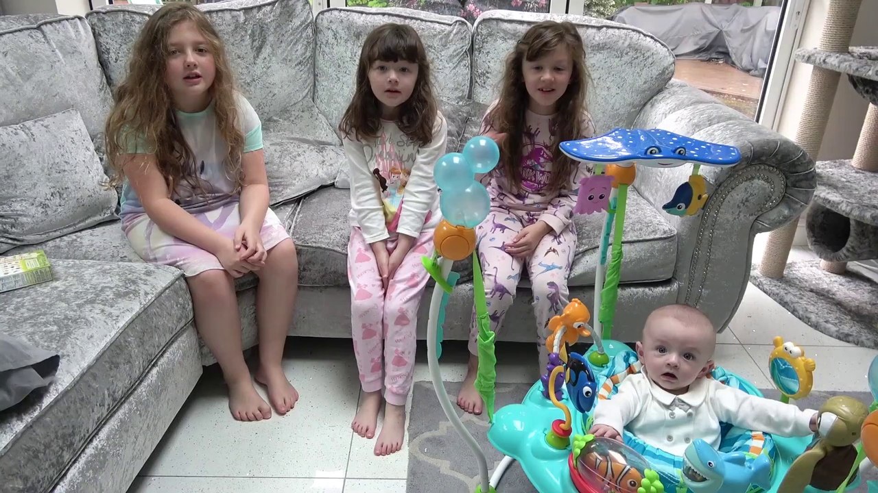 Sophia, Isabella  e Alice dando Papinha para o Bebê