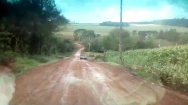 Estrada sem cascalho fica lisa e motoristas têm medo de se envolverem em acidentes