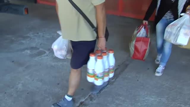 Reparto de alimentos en Mestalla