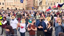 Ahogy lehetett, máris tüntettek a cseh kormányfő ellen