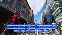 El alcalde Bill de Blasio dice que NYC desviará los fondos de la policía a los servicios sociales