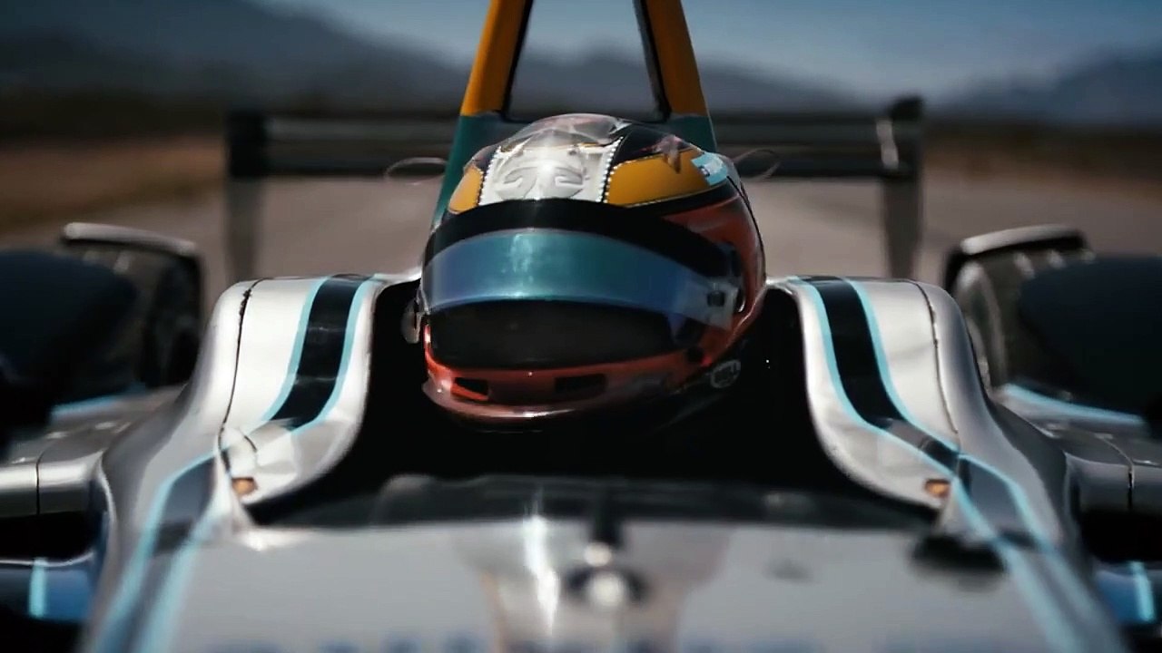 Drag Race- Formula E Car vs Cheetah
