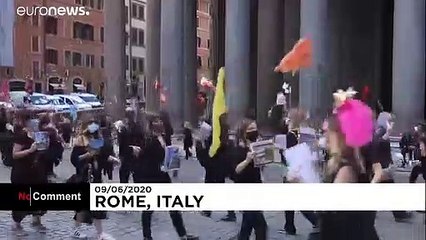 Italian tour guides protest lack of economic support