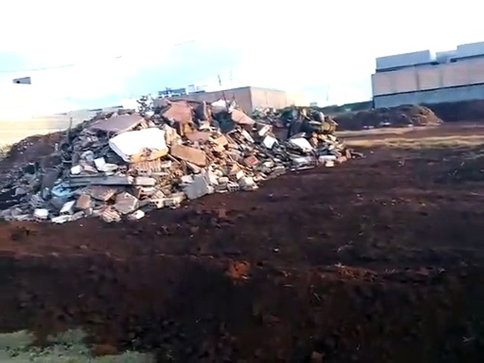 Morador denuncia descarte irregular de entulhos no Loteamento Piovesan