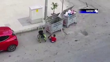 Yoksulluğun görüntüleri; Hatay'da engelli bir çocuk tekerlekli sandalyesiyle çöp konteynerlerinden plastik atık topluyor