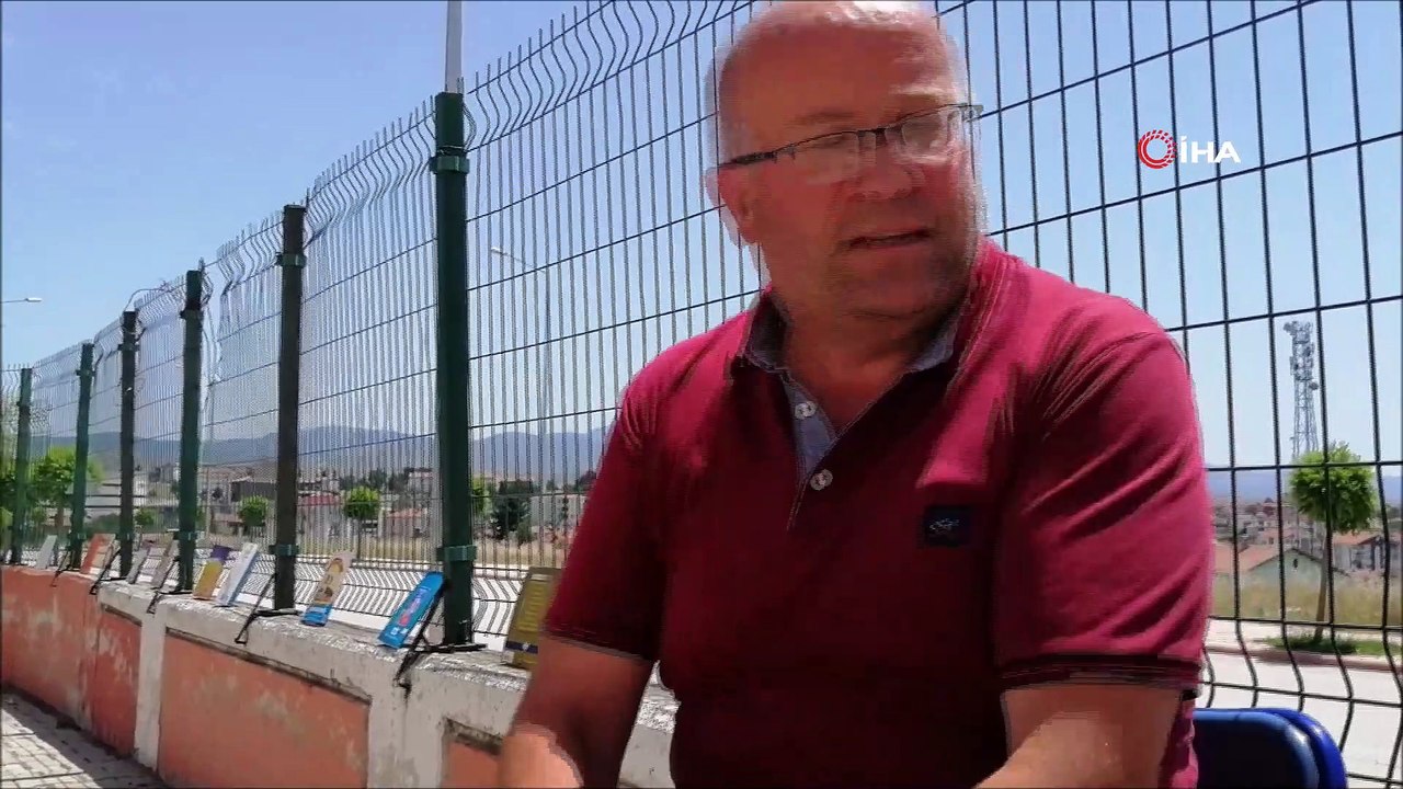 - Amasya'nın kitap kurdu- Her gün aynı yerde oturup, yoldan geçenleri kitap okumaya çağırıyor
