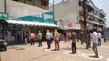 दूसरे दिन नेहरू नगर में सुबह शराब की दुकान खुलते लगी लोगों की भीड़