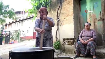 Güneşin altında, ateş başında bekleyip doğal pekmez yapıyorlar