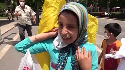 Sokakta çalışan çocuklar polisi görünce kaçtı