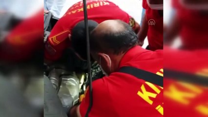 Otomobilin motor bölümüne sıkışan yavru köpek kurtarıldı - KIRIKKALE