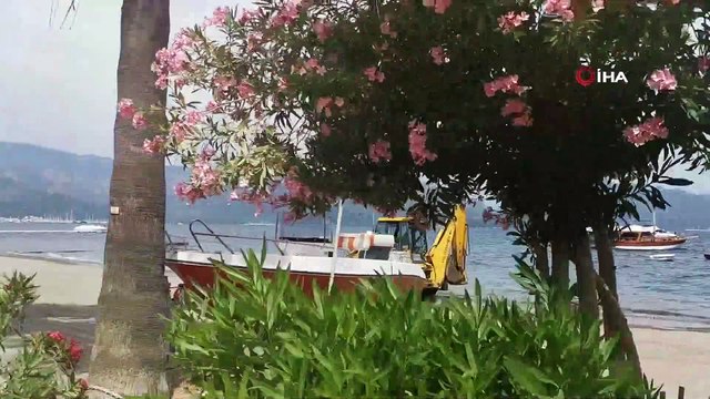 Marmaris plajlarında sosyal mesafe var, maske yok