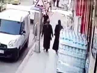 Pendik’te cadde ortasında bıçaklı dehşet