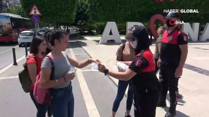 Maskesizler polisi görünce böyle kaçtı