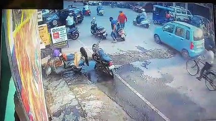 सीसीटीवी में कैद हुई लाइव पिटाई