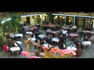 Ora News - Gjallon arti në Korçë, Teatri rikthen mbrëmjet artistike në pazarin e vjetër