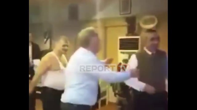 Report TV - Me kanatjerë e 'tapë' nga alkooli, kreu i KLSH Bujar Leskaj mundje kokë më kokë në lokal