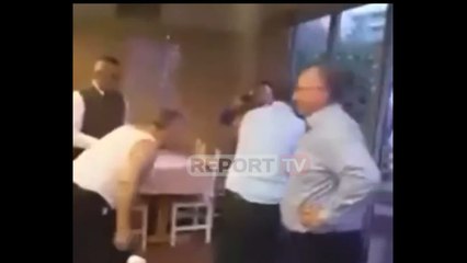 Report TV - Me kanatjerë e 'tapë' nga alkooli, kreu i KLSH Bujar Leskaj mundje kokë më kokë në lokal