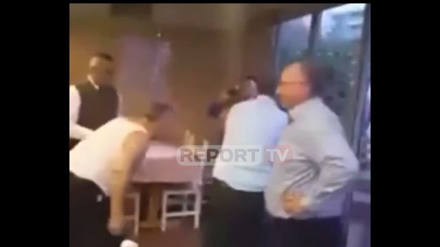 Report TV - Me kanatjerë e 'tapë' nga alkooli, kreu i KLSH Bujar Leskaj mundje kokë më kokë në lokal