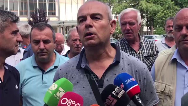 Punonjësit e Uzinës së Ballshit në protestë: Prej 8 muajsh të papunë, përfitojnë 1 pagë lufte