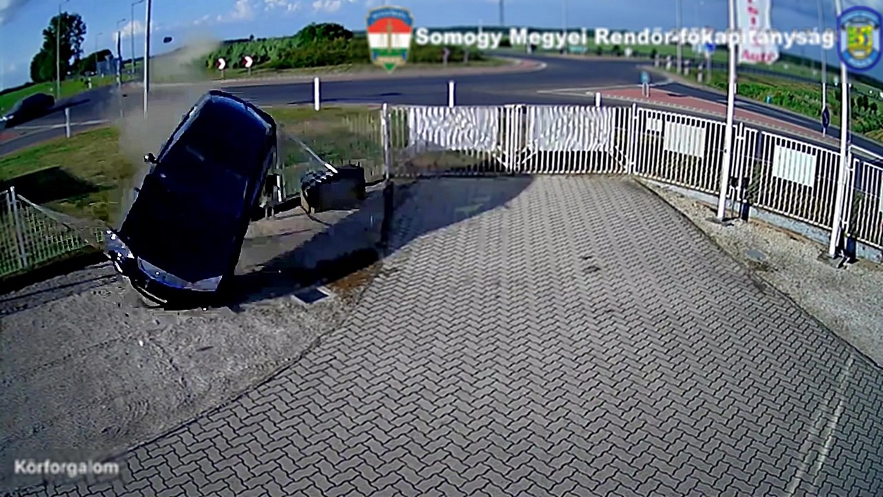 Un conducteur ivre traverse un rond-point à toute vitesse