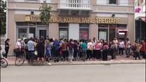 Ora News - BKT mban peng pagën e luftës, punonjëset e fasonerisë në Fier protestë para bankës