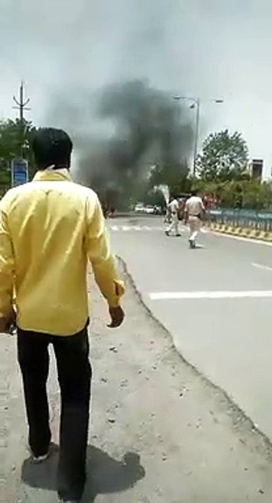उज्जैन में चलती वैन में लगी आग, 3 प्रोफेसरों ने कूदकर बचाई अपनी जान