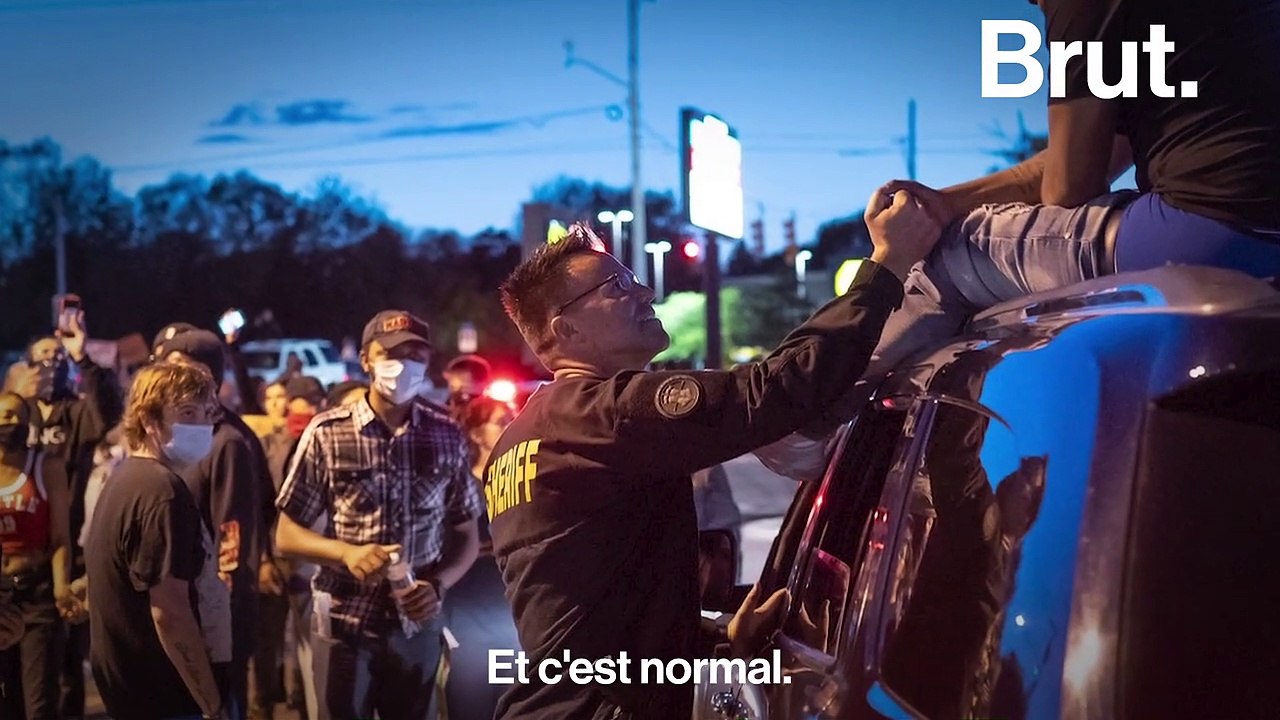 Aux États-Unis, un shérif retire son casque et rejoint les manifestants